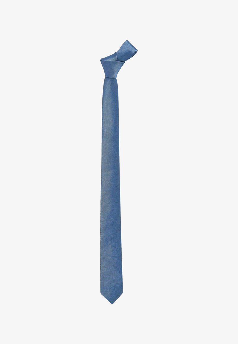 Cravate fine bleue avec un nœud classique sur fond blanc.
