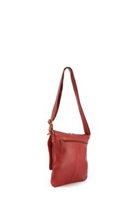 Rote Leder-Crossbody-Tasche mit glatter Textur, verstellbarem Schulterriemen, Reißverschlussfach auf der Vorderseite und dezenten Steppdetails. Quadratische Form.