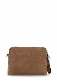 Braune Wildledertasche mit Reißverschluss, rechteckiger Form, glatter Textur und einem silbernen Kettenakzent an der Seite.