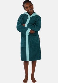 Türkiser und petrolfarbener Kapuzenbademantel mit zwei vorderen Taschen, weicher Textur und kontrastierendem hellblauen Besatz entlang der Kapuze und in der Mitte.