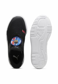 Fekete slip-on cipők kerek, színes logóval, texturált fekete felsőrésszel és fehér gumitalppal, amelynek jellegzetes mintázata van.