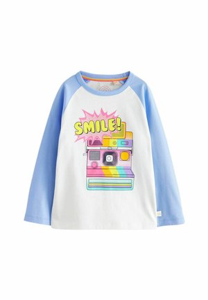 Langarmshirt mit hellblauen Raglanärmeln und weißem Körper; zeigt ein buntes Grafikdesign einer Kamera und das Wort "SMILE!" in fettem Text.