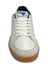 Baskets blanches avec tige en cuir perforé et embout en suède gris. Comprend un système de laçage et une semelle en caoutchouc gomme. Logo Gola sur la languette.