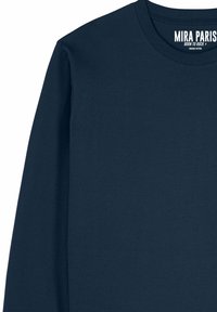 T-shirt à manches longues bleu marine en coton biologique, avec un col rond et une étiquette imprimée indiquant "MIRA PARIS BORN TO ROCK."