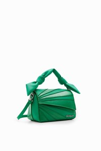 Groene faux leren handtas met geplooid ontwerp, gestructureerde vorm, geknoopte handgreep, verstelbare schouderriem en merkhardware.