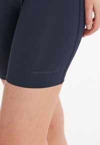 Navy blauwe sportshorts van rekbaar materiaal, met een aansluitend ontwerp en een discreet ENDURANCE-logo aan de onderkant.