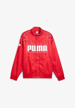 Rote Satin-Bomberjacke mit großem weißem Logo, Karo-Muster-Stickerei, gerippten Bündchen und seitlichen Taschen.