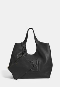 Zwarte lederen totebag met een gestructureerde afwerking, voorzien van een opvallend ingebosseleerd ontwerp en een kleine afneembare zak.