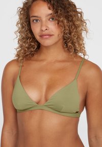 Zeleno-olivový bikiny top s tenkými nastavovacími ramínky, trojúhelníkovým tvarem a hladkou texturou. Jednoduchá konstrukce bez zdobení.