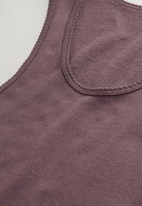 Top din bumbac violet, cu textură fârâită, bretele late și decolteu rotund, având un finisaj moale și margini cusute.