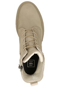 Stivale alla caviglia in suede beige con punta tonda, design con lacci, colletto imbottito e una cerniera laterale per un facile accesso. Presenta una suola testurizzata e flessibile.