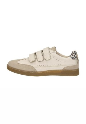 Witte leren en suède sneakers met dubbele klittenbandsluitingen, geperforeerd ontwerp en een tan rubberen zool. De achterkant van de hiel heeft een leopardprintaccent.