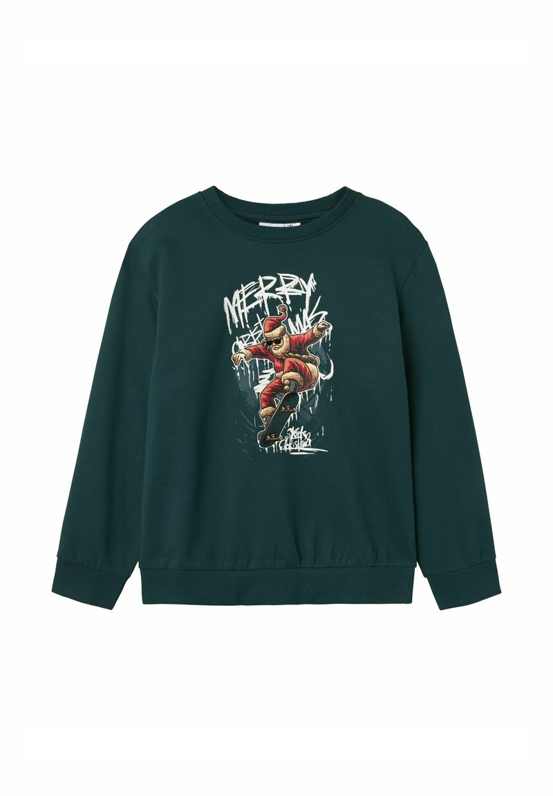 Felpa verde con maniche lunghe, collo a giro e polsini a coste. Presenta una grafica di un Babbo Natale che fa skateboard con il testo "MERRY".