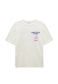 Cremfarbendes T-Shirt mit kurzen Ärmeln und Rundhalsausschnitt. Auf der Vorderseite befindet sich bedruckter blauer und pinker Text mit verspielten Phrasen. Aus weichem Baumwollmaterial.