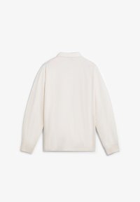 Camisa de manga larga beige claro con cuello, con una textura suave y puños. La parte trasera es lisa, sin patrones ni acentos.