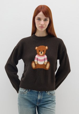 Maglione marrone con grafica di un orso. Il maglione presenta un collo a coste e una vestibilità ampia. L'orso sulla parte frontale indossa una maglietta a righe rosa e bianca.