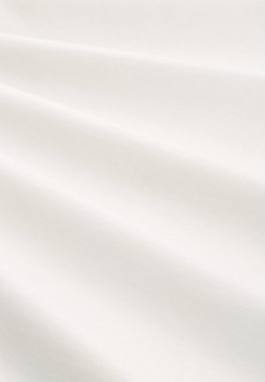 Hladká biela látka s jemnými záhybmi a nenápadnými tieňmi, ktoré zdôrazňujú jej textúru a záves.