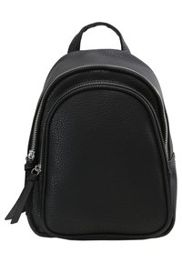 Černý batoh z umělé kůže s kulatým tvarem, strukturovaným povrchem a stříbrným zipem. Obsahuje horní uchycovací rukojeť a detail s třásněmi na boku.