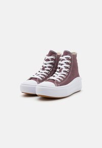 Hoge canvas sneakers in mauve met witte veters, rubberen neuskap, plateauzool en stikselaccenten. Textuurstof bovenwerk.