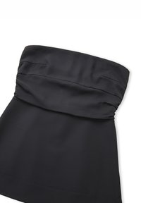 Schwarzes, trägerloses Kleid mit gerafftem Oberteil, glatter Textur und gerader Silhouette. Verfügt über einen sauberen Saum und subtile Stickdetails.