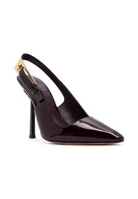 Zapato de salón de charol burdeos con tirante, punta afilada, tacón de aguja alto y acento en tono dorado en la correa.
