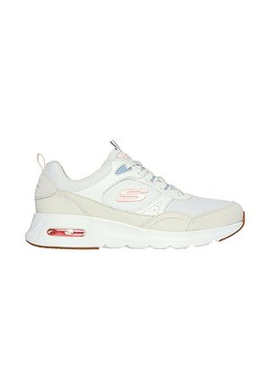 Zapatilla blanca con acentos gris claro, cuenta con una suela acolchada, diseño de cordones y una unidad de aire visible en el talón con detalles en rosa.