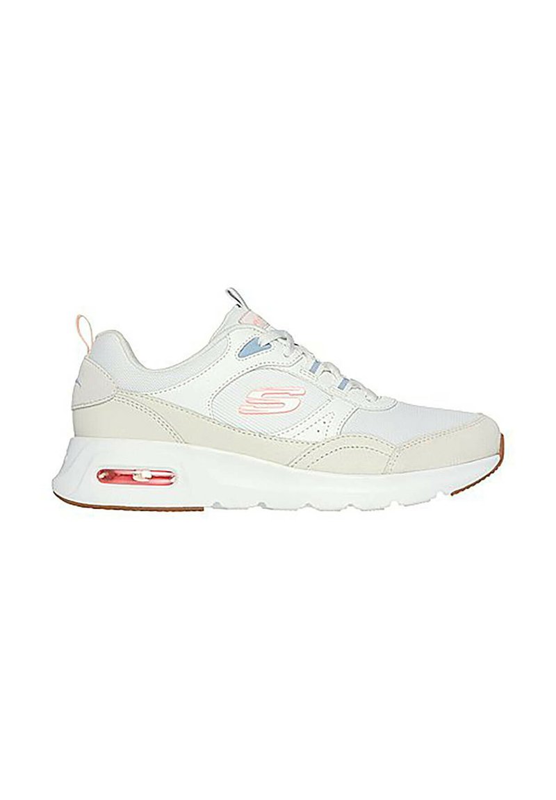 Zapatilla blanca con acentos gris claro, cuenta con una suela acolchada, diseño de cordones y una unidad de aire visible en el talón con detalles en rosa.