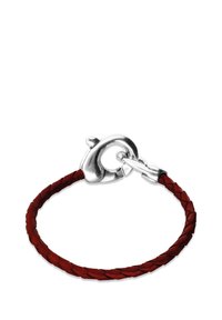 Bracelet en cuir tressé rouge avec un fermoir homard en métal argenté, présentant une texture lisse et des bords arrondis pour le confort.