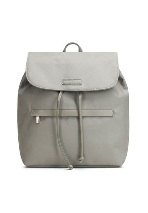 Zaino in tessuto grigio chiaro con pattina, chiusura con coulisse, tasca frontale con cerniera e maniglia superiore. Etichetta del marchio "Wittchen" sulla pattina.