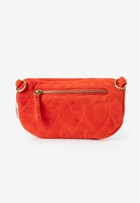 Rood, gewatteerd stoffen tasje met een hartpatroon, voorzien van een gouden rits, een zijlus voor bevestiging en een gestructureerd oppervlak.