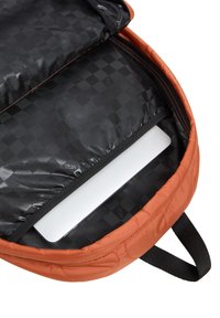 Oranje gewatteerde rugzak met zwarte binnenvoering, voorzien van een laptopcompartiment en ritssluiting. Getextureerde stof met ruitpatroon.