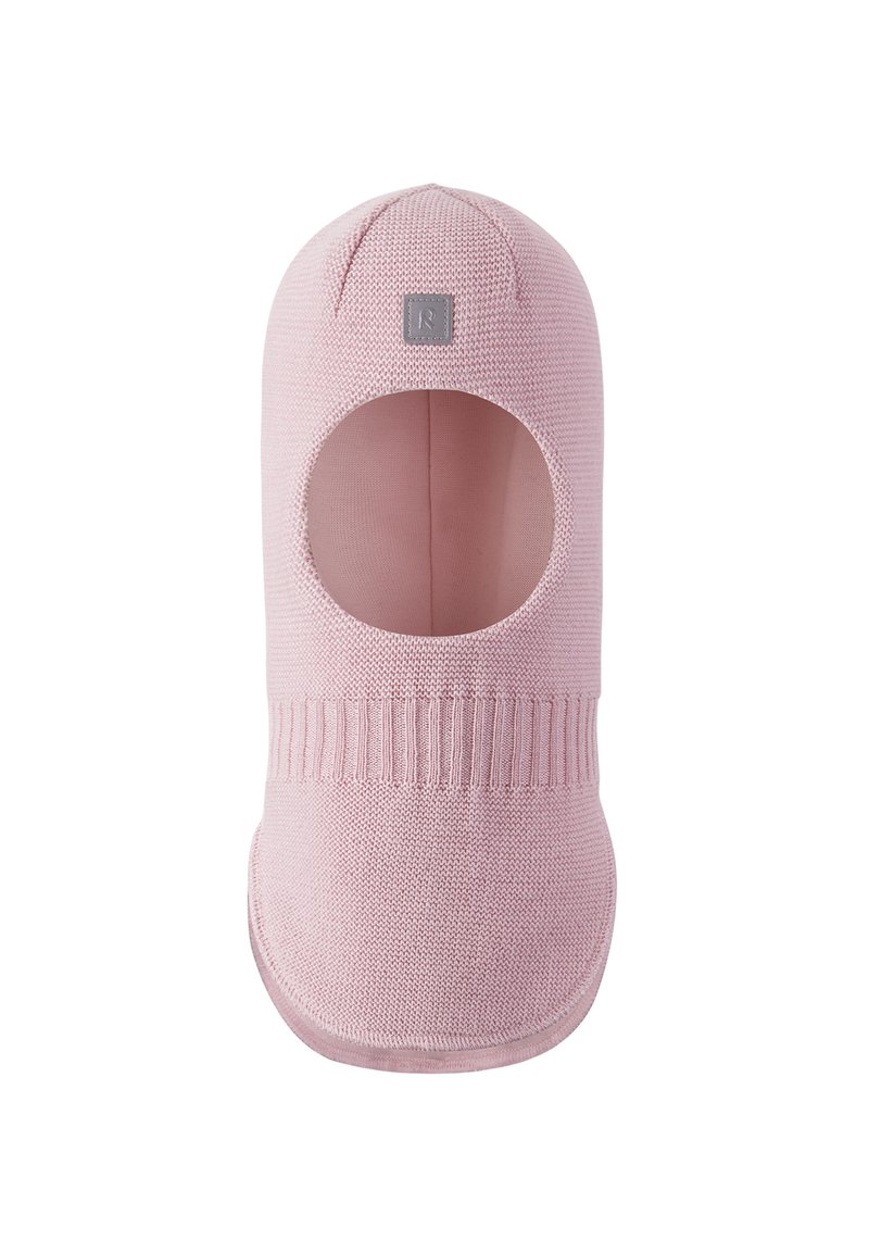 Pantofole lavorate a maglia di un rosa chiaro, con una parte superiore arrotondata, apertura per le dita, texture a coste alla base e un piccolo dettaglio con logo grigio.