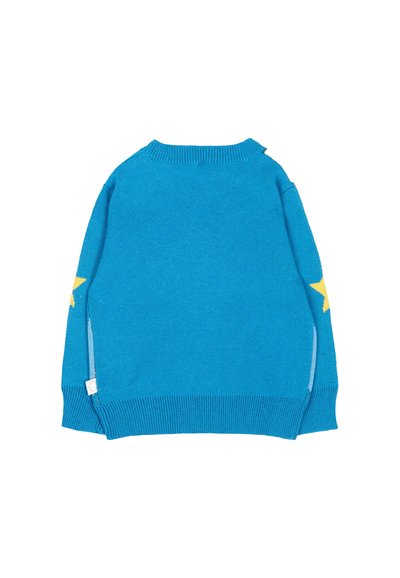 Maglione blu lavorato a maglia con maniche lunghe e disegni di stelle gialle sui gomiti, mostrato da dietro su sfondo bianco.