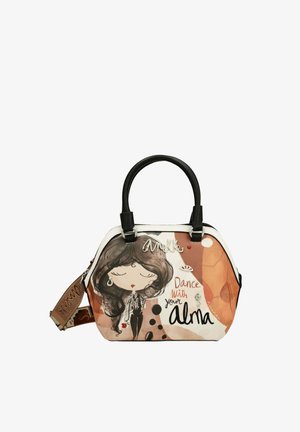 Handtasche in Orange, Braun und Creme mit einer Cartoon-Illustration. Verfügt über schwarze Griffe, strukturierte Akzente und silberne Hardware.