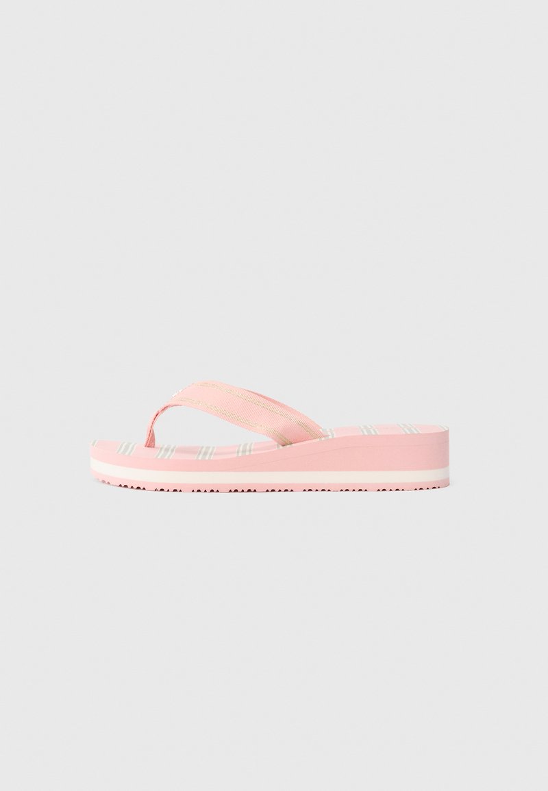 Rosa plattform flip-flop sandal med stripete stoffstropper og en hvit og gråstripet fotseng på en ensfarget bakgrunn.
