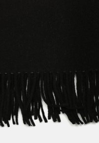 Sorte uldscarf med frynser i kanten og lange, strukturerede tråde. Materialet virker blødt og tæt, med en ensartet farve hele vejen igennem.