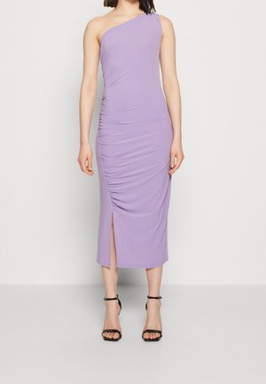 Eng anliegendes Midikleid mit einem Schulterriemen in hellem Lavendel, mit Raffungen an der Seite und einem hohen Schlitz am Oberschenkel. Glatte Stoffoberfläche.