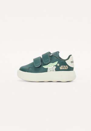 Zielone syntetyczne sneakersy z dwoma paskami na rzepy, białą podeszwą i grafiką postaci z Gwiezdnych Wojen po boku.
