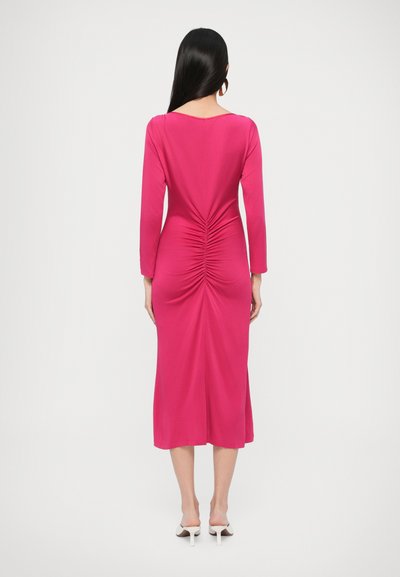 Rózsaszín középm hosszúságú, testre simuló ruha, hosszú ujjakkal, hátul ráncolt részlettel. Sima anyag, letisztult, minimalista dizájn.