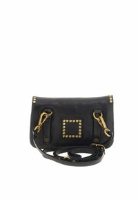 Borsa a mano in pelle nera con borchie dorate, forma rettangolare, tracolla staccabile e due tasche frontali con dettagli in metallo.