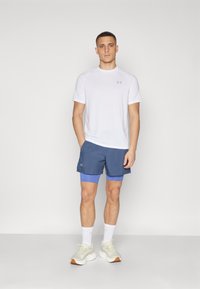 Under Armour LAUNCH - 2-i-1-shorts - downpour gray