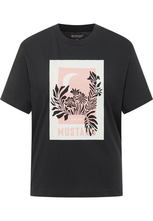 Zwarte T-shirt met korte mouwen met een roze-wit rechthoekig grafisch ontwerp met zwarte bloemige silhouetten, halve maan en de tekst "MUSTANG".