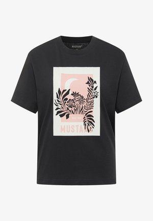 Camiseta negra de manga corta con un gráfico rectangular en rosa y blanco con siluetas florales negras, luna creciente y texto "MUSTANG".