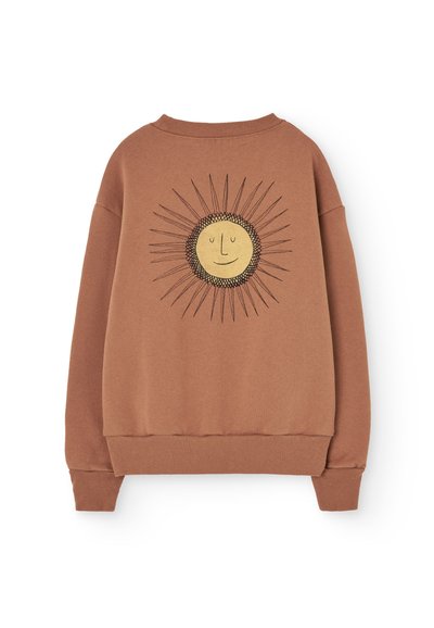 Sudadera marrón con un diseño de sol con una cara sonriente y líneas radiales bordadas en la parte posterior. Textura suave y puños acanalados.