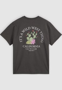 T-shirt din bumbac gri închis, cu un imprimeu grafic de cactuși și flori, având textul "E O TREABĂ DIN WILD WEST CLUBUL CACTUSILOR DIN CALIFORNIA" deasupra.