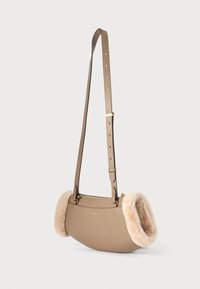 Borsa a spalla in pelle beige con dettagli in pelliccia sintetica, forma curva, tracolla regolabile e finiture in tonalità oro.