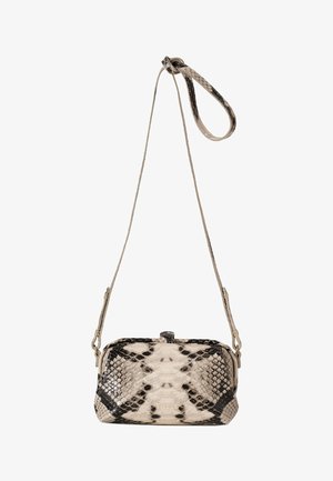 Borsa a tracolla con stampa di serpente in beige e nero, caratterizzata da un design elegante, una tracolla rimovibile e una chiusura con zip. Pelle testurizzata con dettagli metallici.