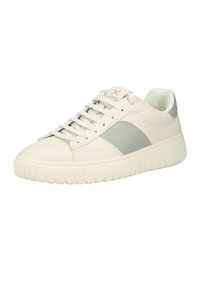 Ležérní nízký teniskový model z krémově bílé kůže, s světle šedým bočním panelem, šněrováním vpředu a silnou texturovanou podrážkou.