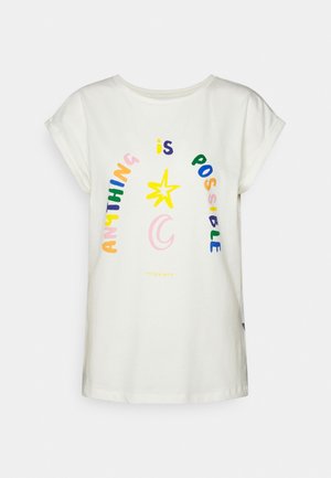 Chemise blanche à manches courtes avec poignets roulés avec un texte coloré "Anything is Possible" autour d'une étoile jaune et d'un croissant de lune rose sur le devant.
