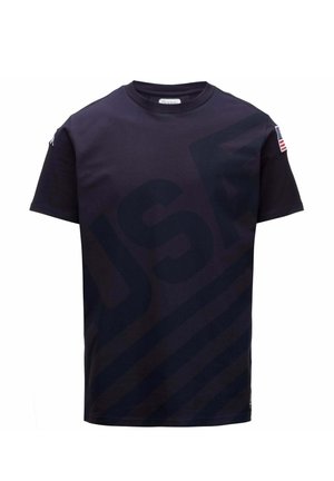 T-shirt noir manches courtes col rond avec grand texte foncé "USA" et rayures diagonales, patch du drapeau américain sur la manche droite.
